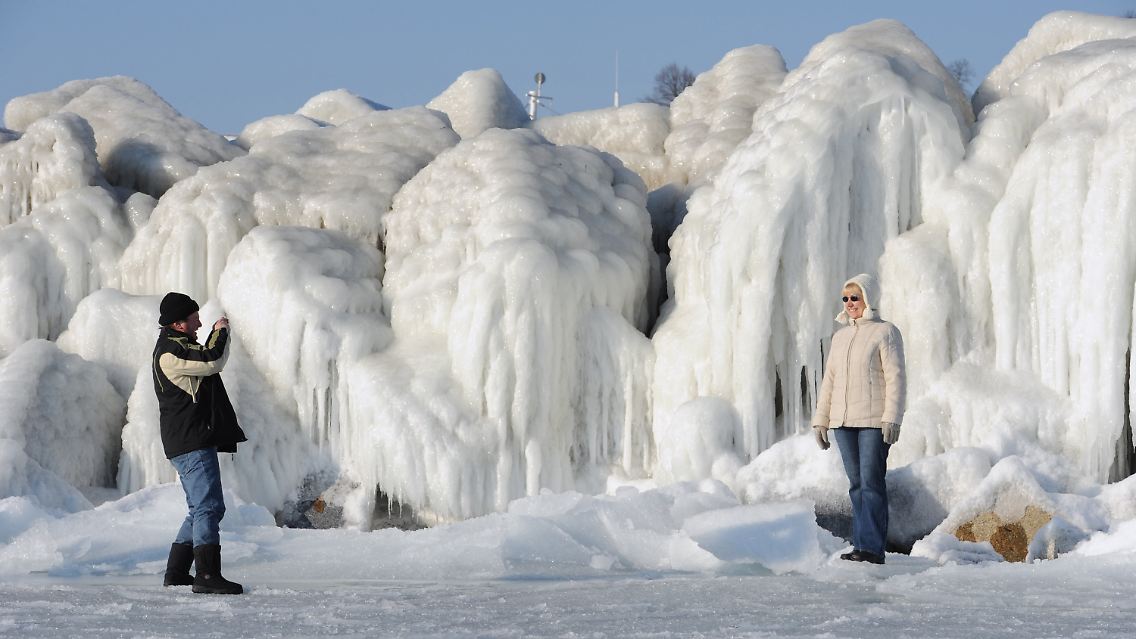 Angesichts der weiteren kalten Temperaturen werden diese Eisfiguren auf Rügen noch ein bisschen erhalten bleiben.