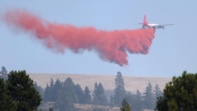 Löschflugzeug über Cle Elum im Bundesstaat Washington.