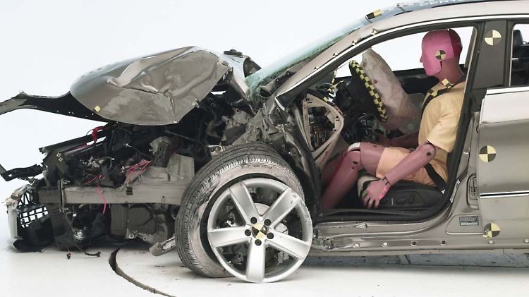 Der Crash-Test der US-amerikanischen Versicherungen (IIHS) bietet ein erschreckendes Bild.