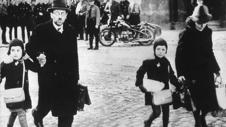 Eine jüdische Familie verlässt 1939 das Memelland, das an Nazi-Deutschland übergeben worden war. Nachfahren solcher Familien haben es nun leichter wieder die deutsche Staatsbürgerschaft zu bekommen. 