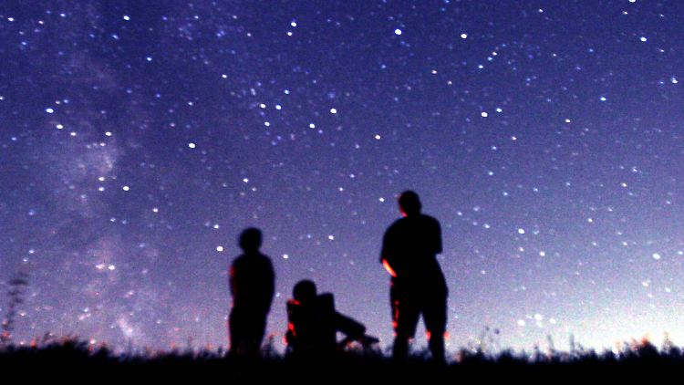 Im August 2003 waren sich Mars und Erde so nah wie seit 60.000 Jahren nicht. Schon mit einem kleinen Fernrohr ließen sich Details des Planeten erkennen.