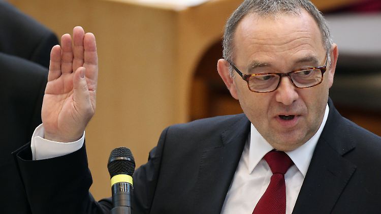 Der Bundesregierung gefällt gar nicht, dass er so viele Steuer-CDs aus der Schweiz kauft: Norbert Walter-Borjans, Finanzminister in NRW.