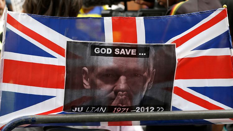 Proteste vor der Botschaft Ecuadors in London.