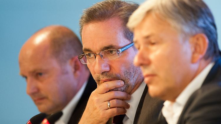 Rainer Bomba, Matthias Platzeck und Klaus Wowereit (v.l): Betroffene Mienen nach der Aufsichtsratssitzung. 