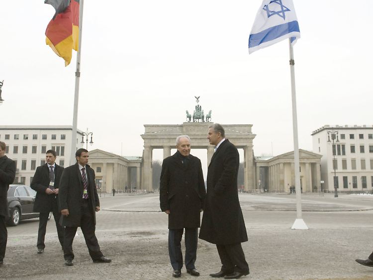 Der israelische Präsident zusammen mit Berlins Regierendem Wowereit vor dem Brandenburger Tor.