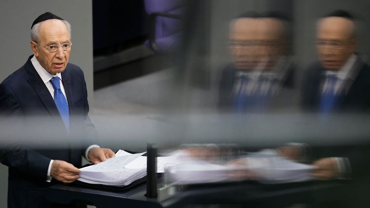 Peres spricht im Deutschen Bundestag.