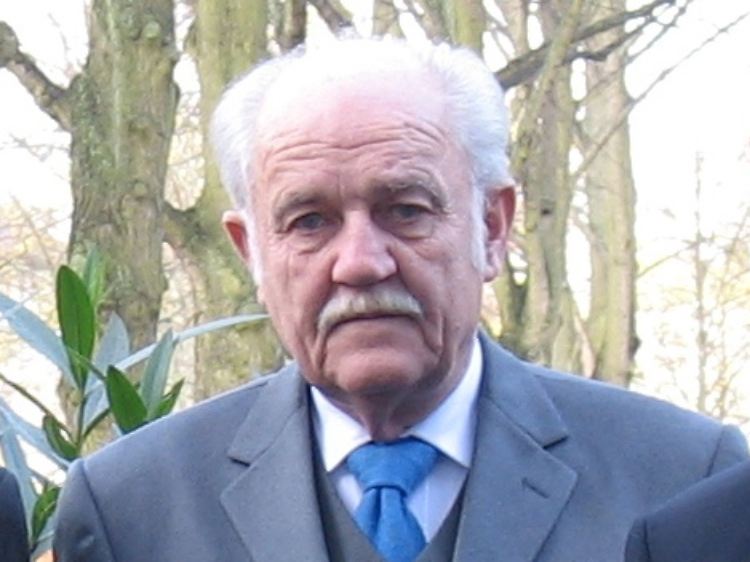 Dr. phil. Cornelius Sommer war als Professor für deutsche Literatur an der University of California tätig, danach 35 Jahre lang im deutschen diplomatischen Dienst, zuletzt als Beauftragter für Asienpolitik, als Generalkonsul in Kaliningrad (Königsberg) und zuvor als deutscher Botschafter in Finnland.