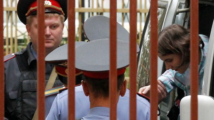 Jekaterina Samuzewitsch wird in den Gerichtssaal gebracht.