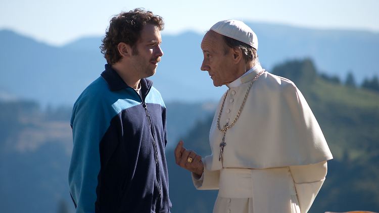 Christian Ulmen (l.) trifft Papst Innozenz XIV., gespielt von Nikolaus Paryla.