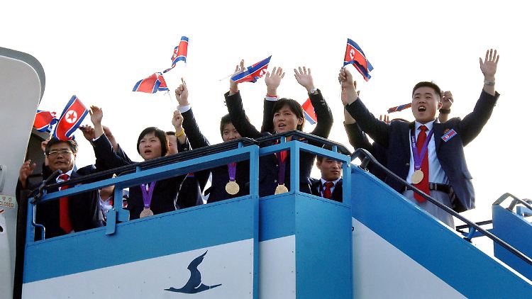 Winken und bewunken werden: Nordkoreas Olympioniken begeisterten die Massen.