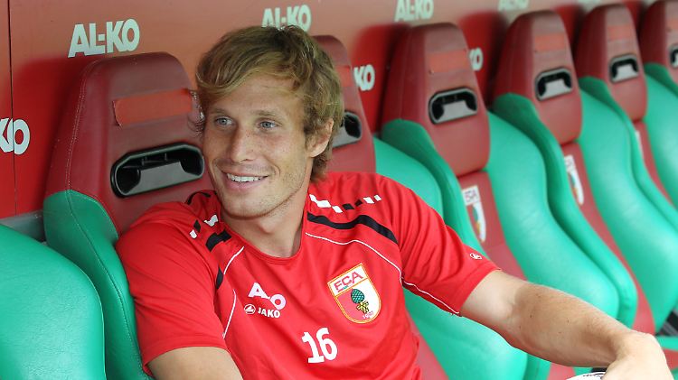 Andreas Ottl spielt jetzt für den FC Augsburg - und möchte sein Pflichtspieldebüt nicht mit einer Peinlichkeit beginnen.