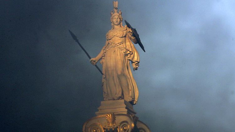 Die griechische Göttin Athene überblickt die Stadt, die nach ihr benannt ist: Um die Pleite abzuwenden muss Athen immer kreativer werden. 