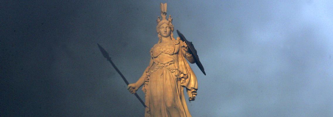 Die griechische Göttin Athene überblickt die Stadt, die nach ihr benannt ist: Um die Pleite abzuwenden muss Athen immer kreativer werden.