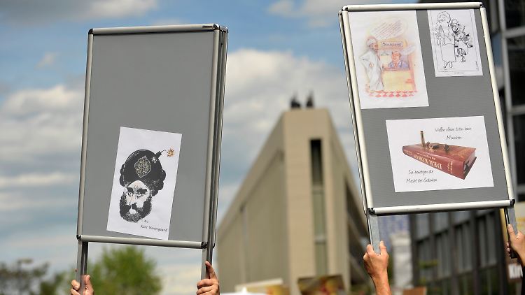 Mitglieder von Pro NRW stänkern vor der Ditib-Zentralmoschee in Köln. (Archivbild) 