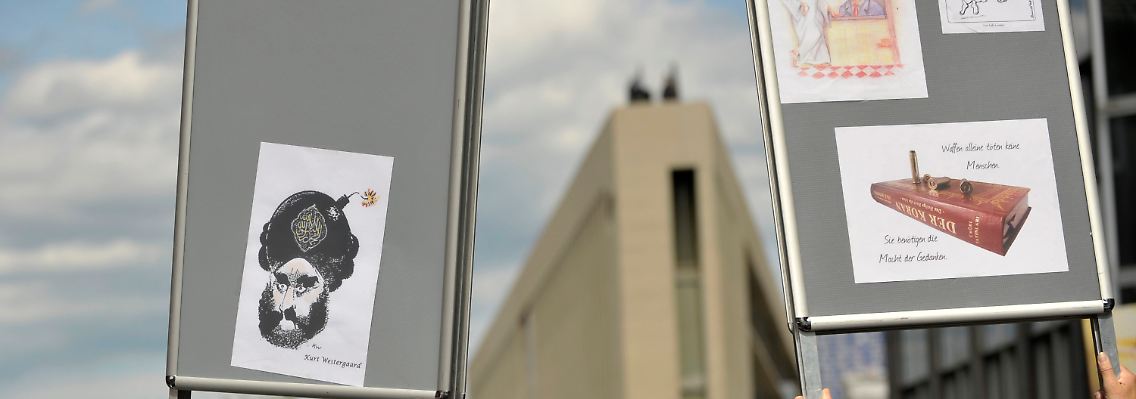 Mitglieder von Pro NRW stänkern vor der Ditib-Zentralmoschee in Köln. (Archivbild)