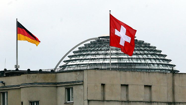 Nach dem Schweizer Bürgervotum gegen überzogene Manager-Gehälter wird auch in Deutschland der Ruf nach schärferen Gesetzen lauter.