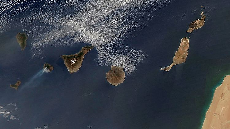 Die Rauchfahnen auf La Gomera sind deutlich zu sehen.