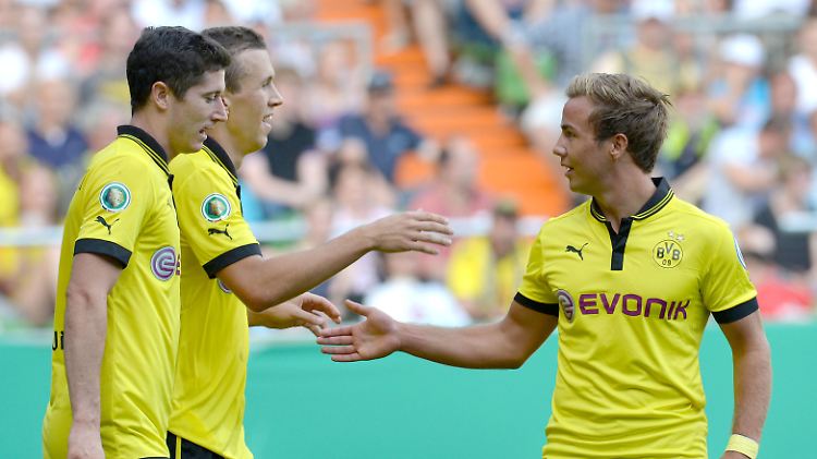Ivan Perisic (2.v.l.) setzte den Schlusspunkt beim lockeren 3:0 des BVB gegen Oberneuland.