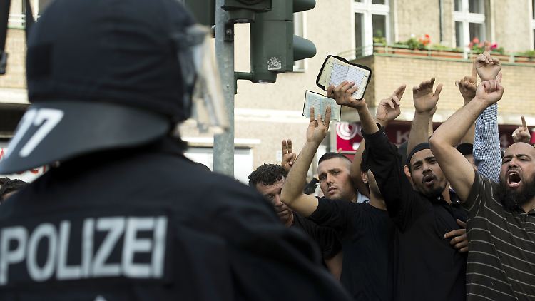 Begleitet von Gegenprotesten demonstriert die rechtspopulistische Gruppierung "Pro Deutschland" vor Moscheen.
