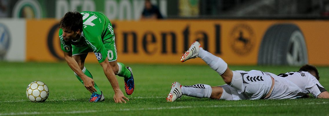 Wolfsburgs Diego (l.) und Schoenbergs Hannes-Michel Kohn kaempfen um den Ball.