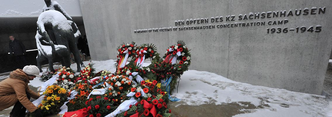 Mit Kränzen und Blumen wird im ehemaligen Konzentrationslager Sachsenhausen in Oranienburg der Toten gedacht.