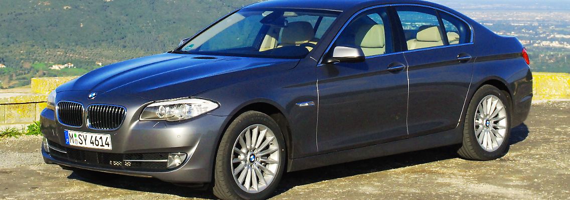 Wie Muskeln spannt sich das Blech über der Motorhaube. Die Front des neuen 5er ist ein Hingucker.
