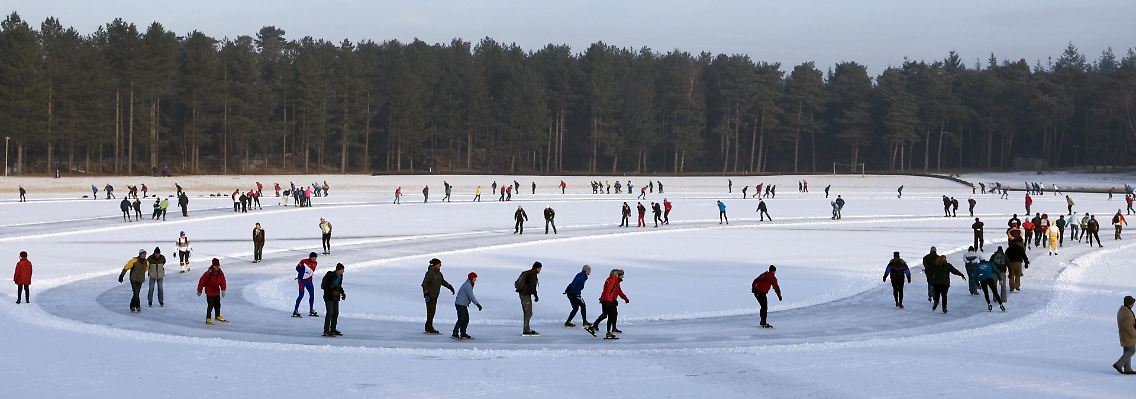 Schlittschuhläufer bei Utrecht, auf dem Henschotermeer in Woudenberg. (Archivbild vom 6. Januar)
