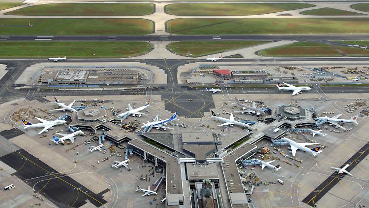 Schon der Streikaufruf, auch wenn es nicht zum Streik kommt, führt zu einer Verunsicherung der Flugpassagiere und damit zu Gewinneinbußen,  argumentieren die Airlines und der Flughafenbetreiber Fraport.