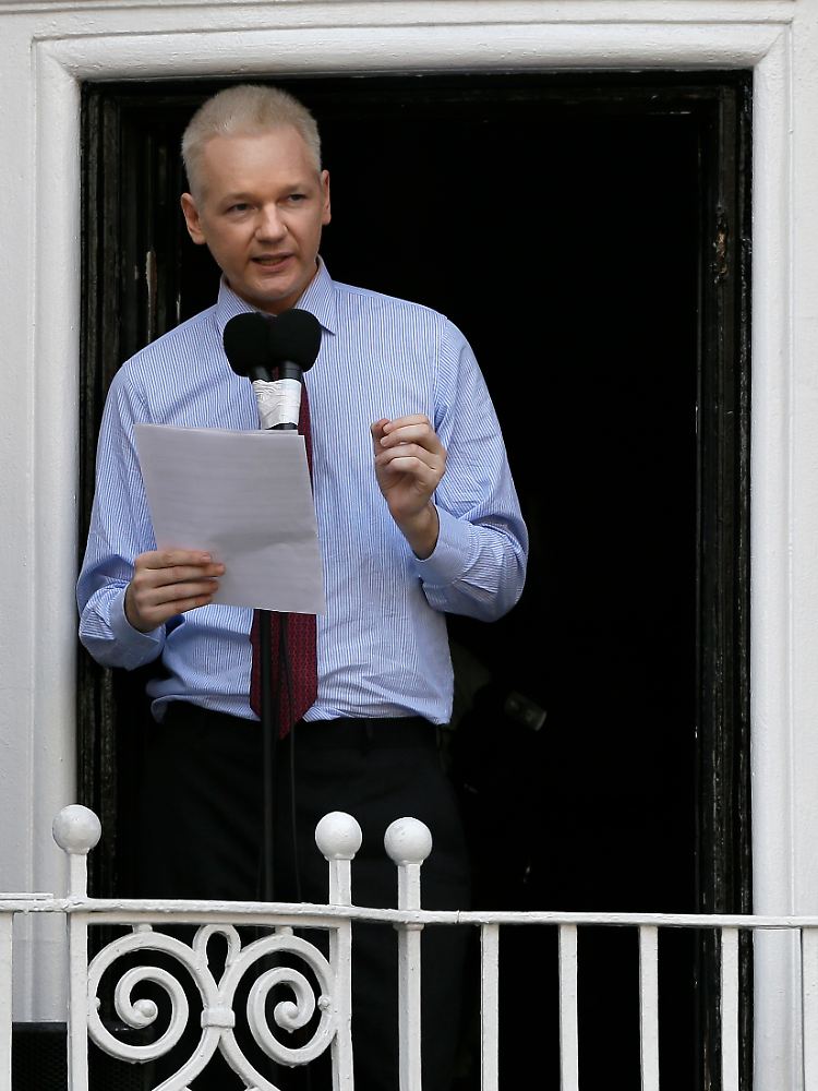 Assange bei seinem ersten öffentlichen Auftritt seit Langem - er zeigte sich auf dem Balkon der Botschaft Ecuadors in London.