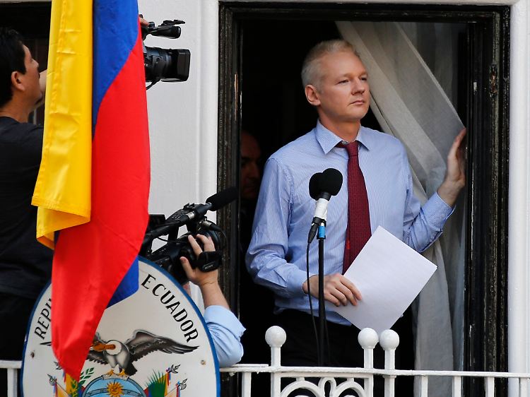 Assange hält sich seit mehr als zwei Monaten in der Londoner Botschaft Ecuadors auf.