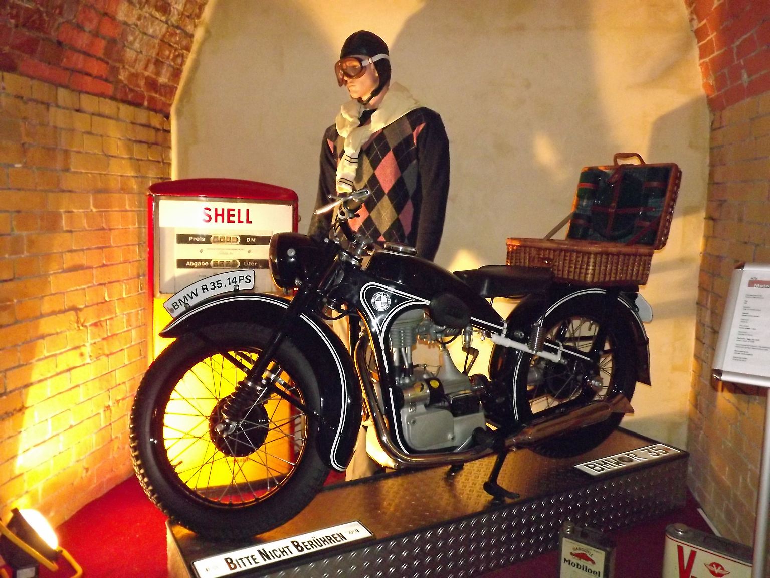 Bereits 1937 entwickelt BMW das Einzylinder Motorrad R35. Befeuert wird das Zweirad von einem Einzylinder-Viertaktmotor mit 342 Kubikzentimeter und 14 PS und bringt es auf eine Spitzengeschwindigkeit von 105 km/h.