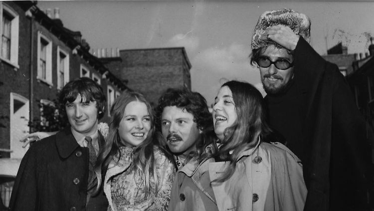 Scott McKenzie (M.) 1967 auf einem Bild mit den "Mamas And Papas".