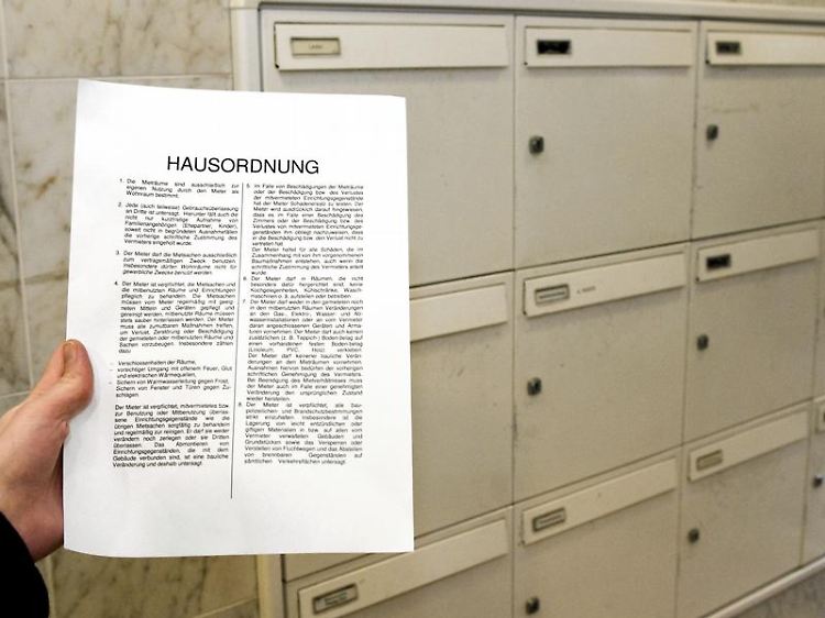 Die Hausordnung schreibt vor, wie sich der Mieter im Haus zu verhalten hat - allerdings sagt sie nicht, dass für alle Mieter die gleichen Regeln gelten würden.