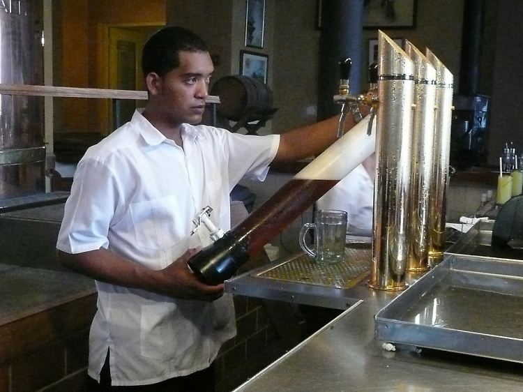 Auch wenn der Hopfen im Restaurant Taberna de la Muralla in Havanna heute aus Österreich stammt: Deutsche Braumeister haben in Kuba ihre Spuren hinterlassen.