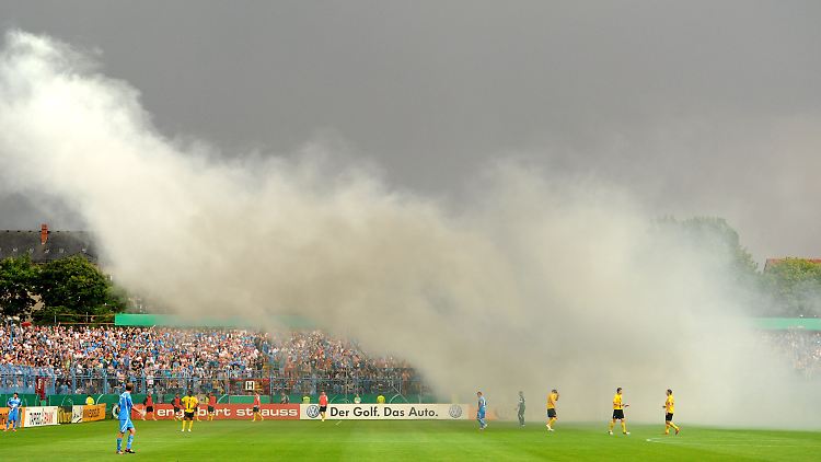 Das Dresdner Tor wurde zwischenzeitlich von Rauchschwaden vernebelt. Chemnitz schied trotzdem aus dem Pokal aus.