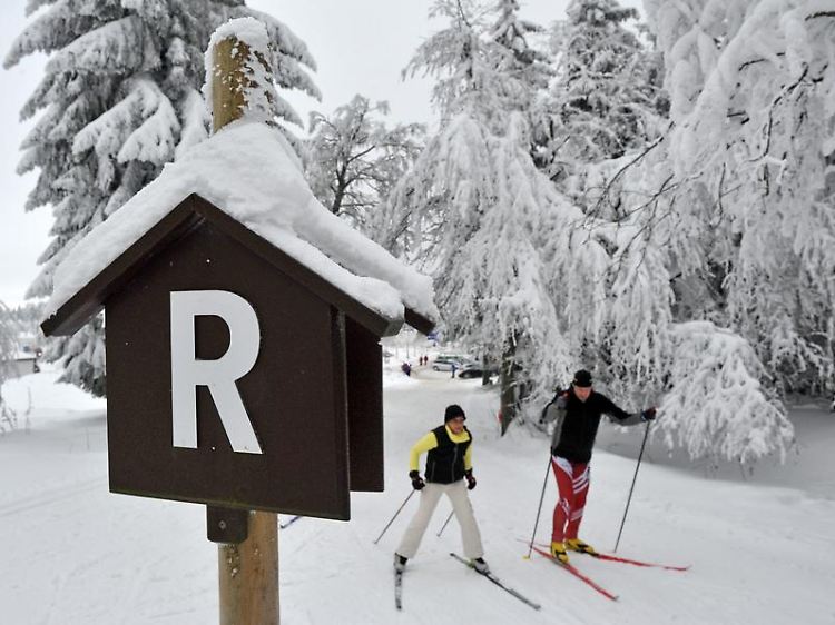 Neuschnee im Thüringer Wald: Die Wintersport-Bedingungen in den Mittelgebirgen und den Alpen bleiben gut.