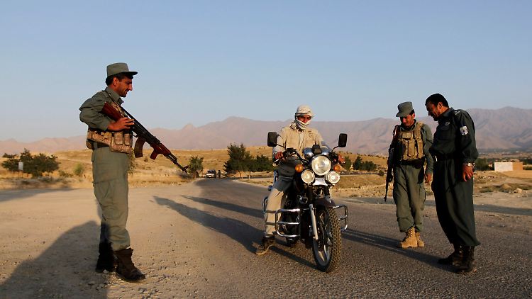 Afghanische Polizisten an einem Checkpoint nahe Kabul. Wenn die Nato abzieht, sollen die Afghanen die Sicherheit im Land garantieren.