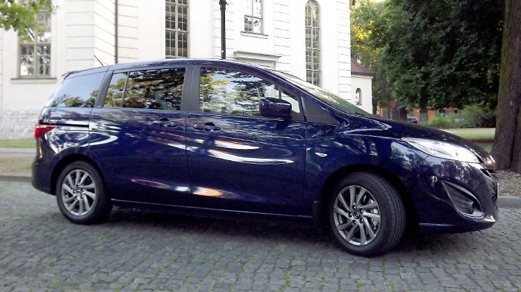 Mit Dachheckspoiler und dunkelgrauen Leichtmetallfelgen wirkt der Mazda5 noch dynamischer.