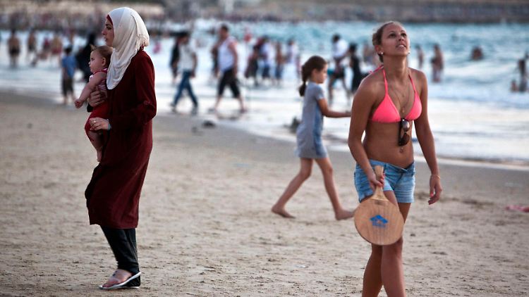 Am Strand von Tel Aviv. Juden und Araber leben in Israel in der Regel in verschiedenen Welten.