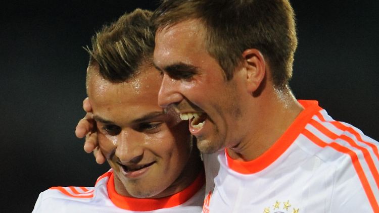 Gut gemacht: Kapitän Philipp Lahm, rechts, lobt Xherdan Shaqiri.