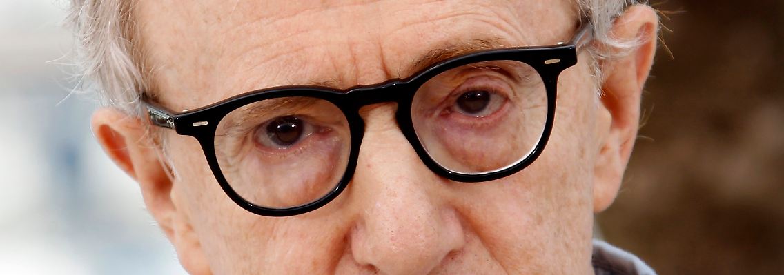 New Yorks Star-Regisseur Woody Allen hat beim Fliegen immer Angst vorm Abstürzen.