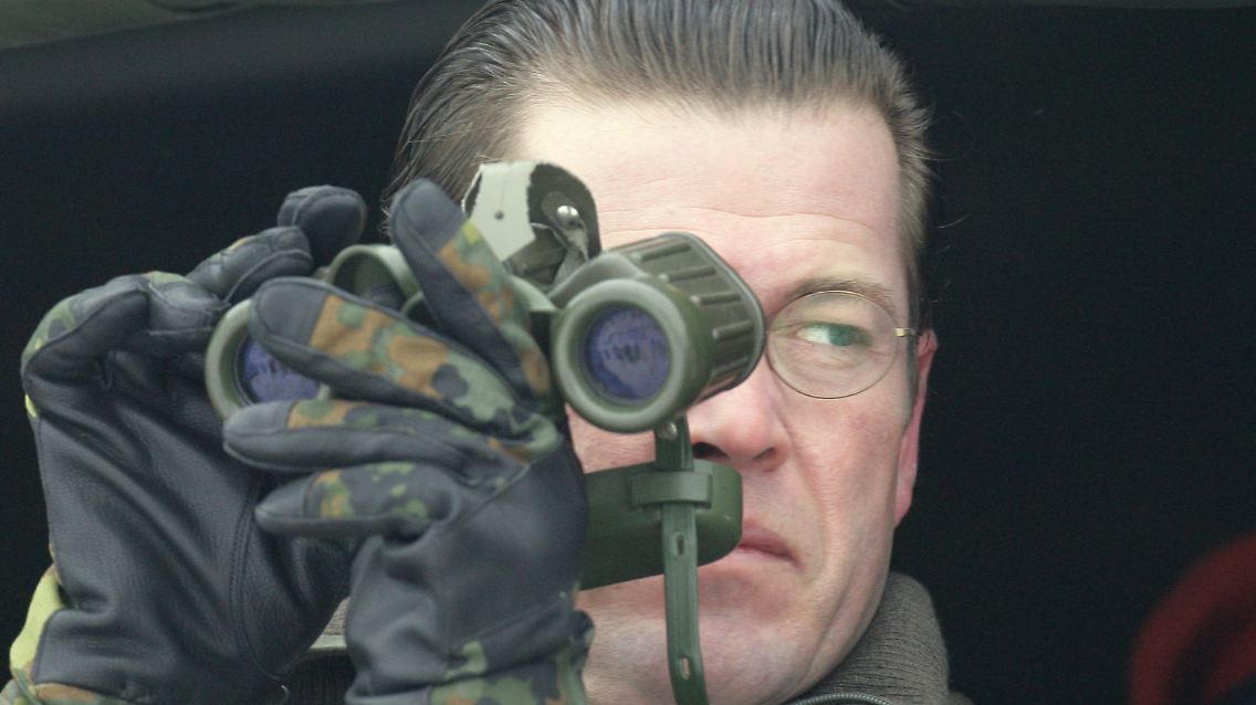 Verteidigungsminister Guttenberg beobachtet eine Übung im Gefechtsübungszentrum des Heeres in Letzlingen (Sachsen-Anhalt/Archivfoto).