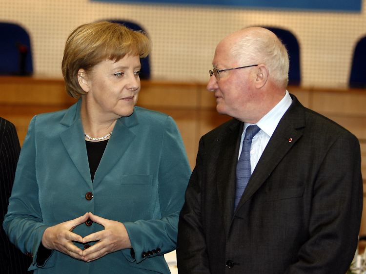 Bundeskanzlerin Merkel im Gespräch mit Gerichtshofpräsident Costa.