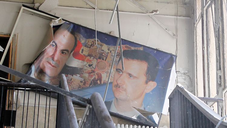 Vater und Sohn: Hafez Assad (l.) und Baschar al-Assad. Das Regime der Familie steht vor dem Aus.