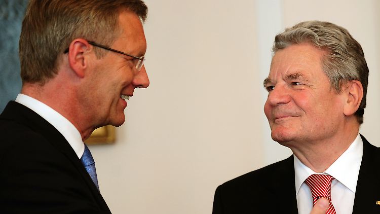 Dürfen sich über mehr Geld auf ihrem Konto freuen: Altpräsident Wulff und Nachfolger Gauck.