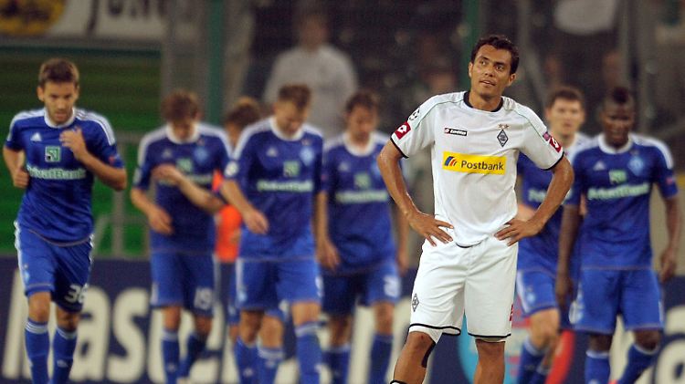 Mönchengladbachs Juan Arango kann es nicht fassen: Die Borussia lässt sich das Spiel noch aus der Hand nehmen.