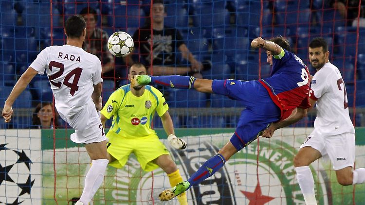 Marco Streller (in blau-rot) schießt Basel in Führung, doch am Ende jubelt Cluj.