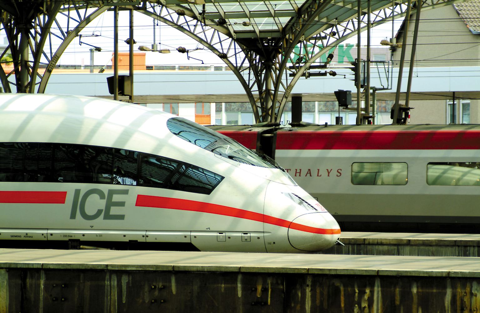 Ob ICE 3 oder französischer Thalys: Beide Hochgeschwindkeitszüge sind in voller Fahrt mit 300 Kilometern je Stunde auf den Schienen unterwegs. 