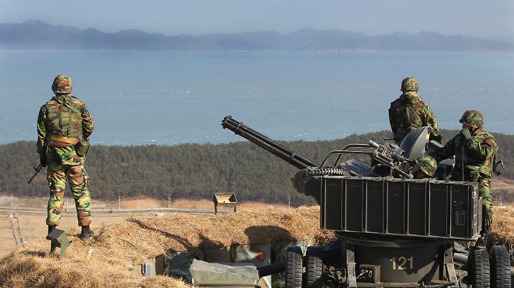 Südkoreanische Soldaten beobachten das Geschehen.