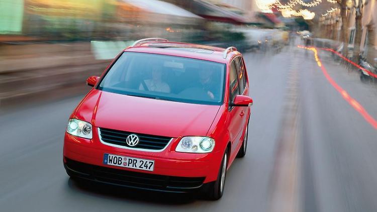 Spätstarter unter den Kompaktvans: Dennoch ist der VW Touran recht erfolgreich. Gebrauchtkäufer sollten bei frühen Exemplaren auf mögliche Mängel achten.
